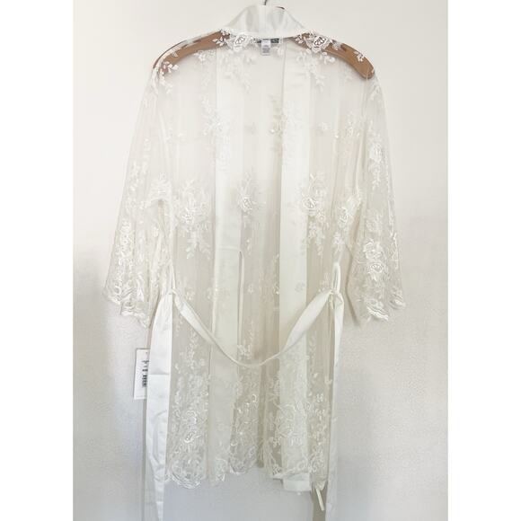 Elegant White Lace Robe - Picture 5 of 13